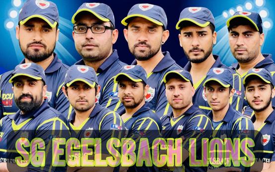 Gruppenfoto der Spieler der SG Egelsbach Lions in blauen Cricket-Trikots vor einer Sportplatzkulisse.