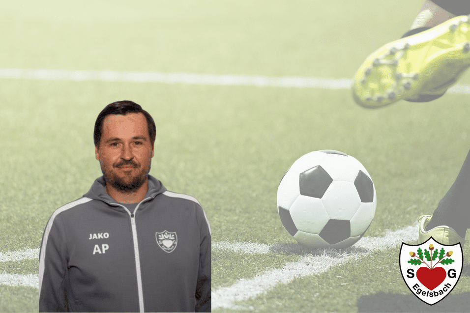 Trainer im grauen Hoodie steht vor einem Fußballfeld mit ball und Spieler im Hintergrund. Vereinslogo unten rechts.