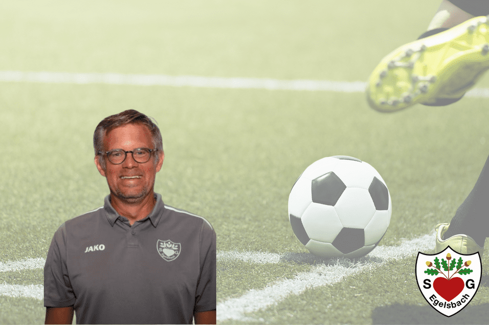 Porträt eines Fußballtrainers auf einem Spielfeld mit einem Ball im Hintergrund und dem Logo des Vereins.