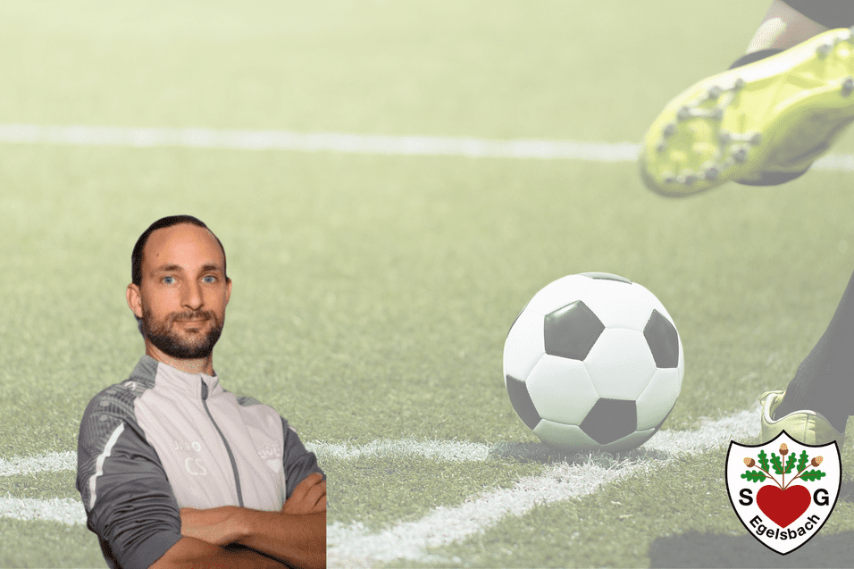 Portrait eines Mannes in Sportkleidung mit verschränkten Armen, Fußball im Vordergrund auf grüner Spielfeldoberfläche.