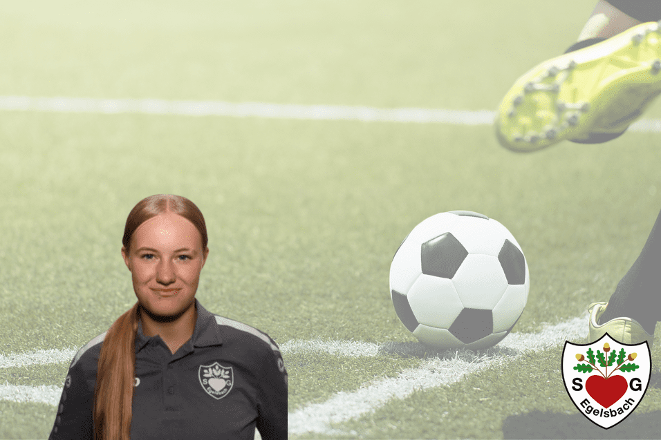 Porträt einer Person in einem Sportoutfit vor einem Fußball und einer Sportplatz-Hintergrund.