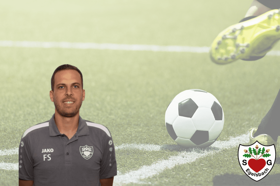 Porträt eines Trainers vor einem Fußballfeld mit einem Ball und einem Fuß, der den Ball kickt. Vereinslogo unten rechts.