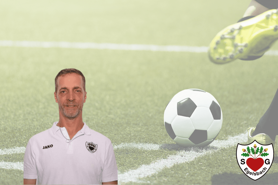 Mann in weißem Polohemd steht vor einem Fußball und einer Schussbewegung auf einem grünen Fußballfeld.