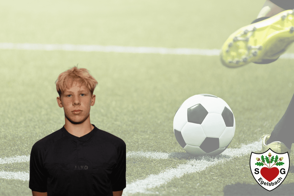 Porträt eines jungen Fußballspielers vor einer Fußballszene mit Ball und schießendem Fuß auf Rasen.