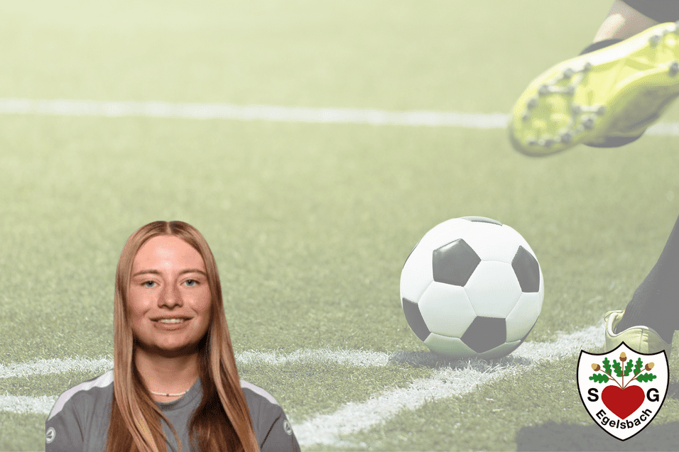 Porträt einer Spielerin vor einem Fußball, der auf einem Rasenfeld im Hintergrund akzentuiert wird.