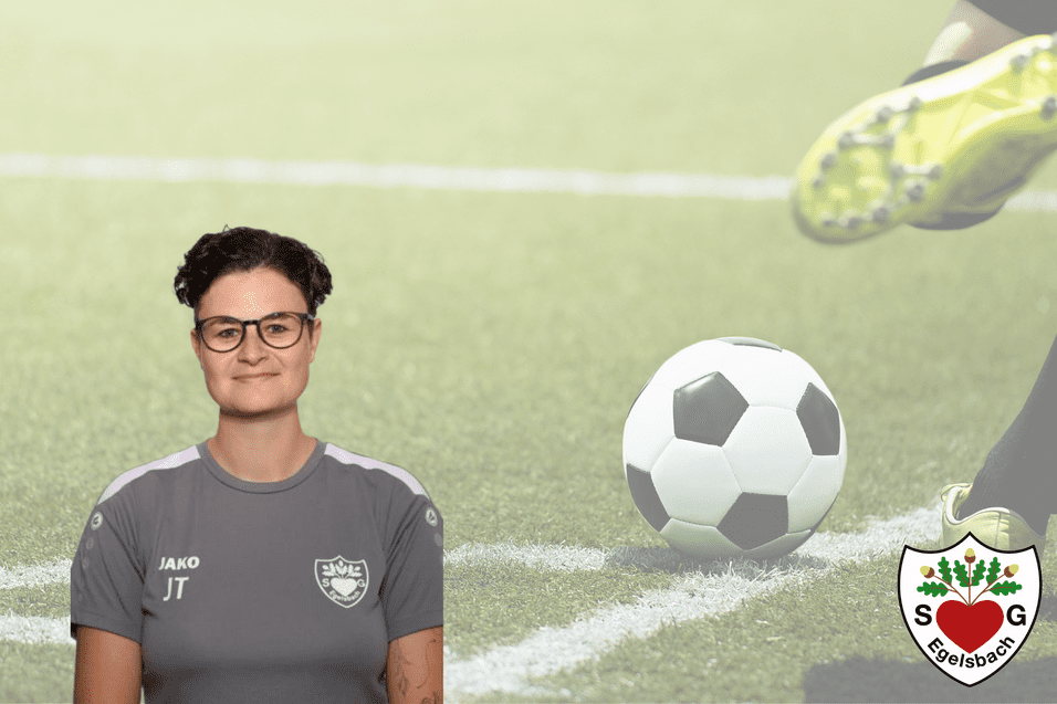 Portrait einer Trainerin mit Brille vor einem Fußballfeld, ein Ball rollt im Hintergrund. Logo in der Ecke.