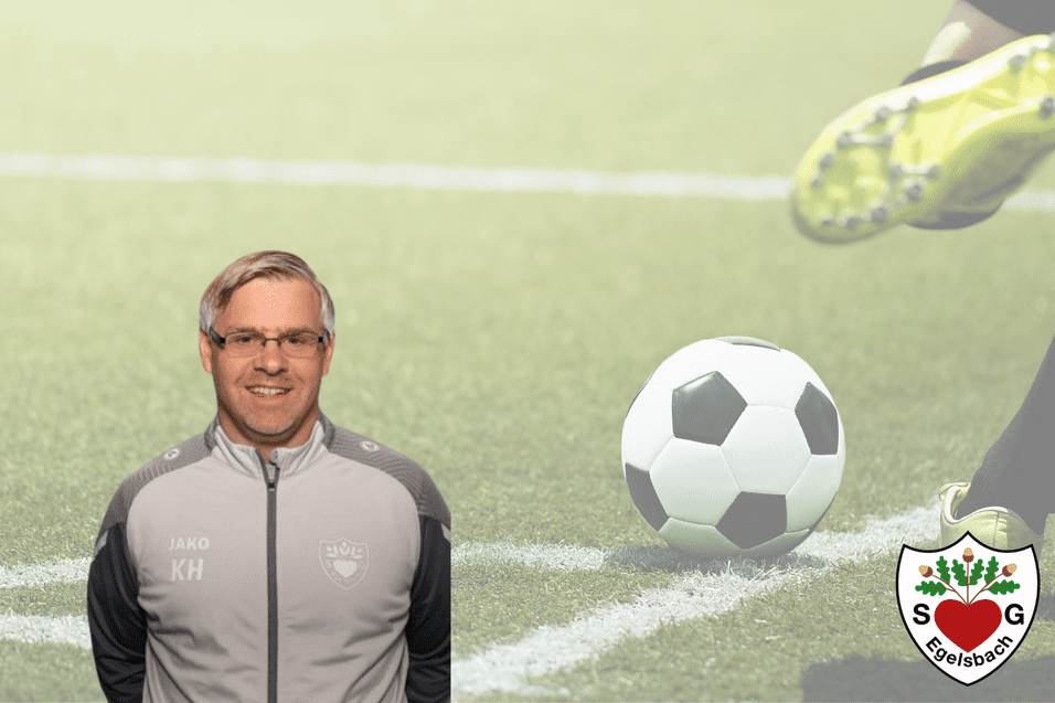 Porträt eines Trainers auf einem Fußballfeld mit einem Ball im Vordergrund und einem Vereinslogo rechts unten.