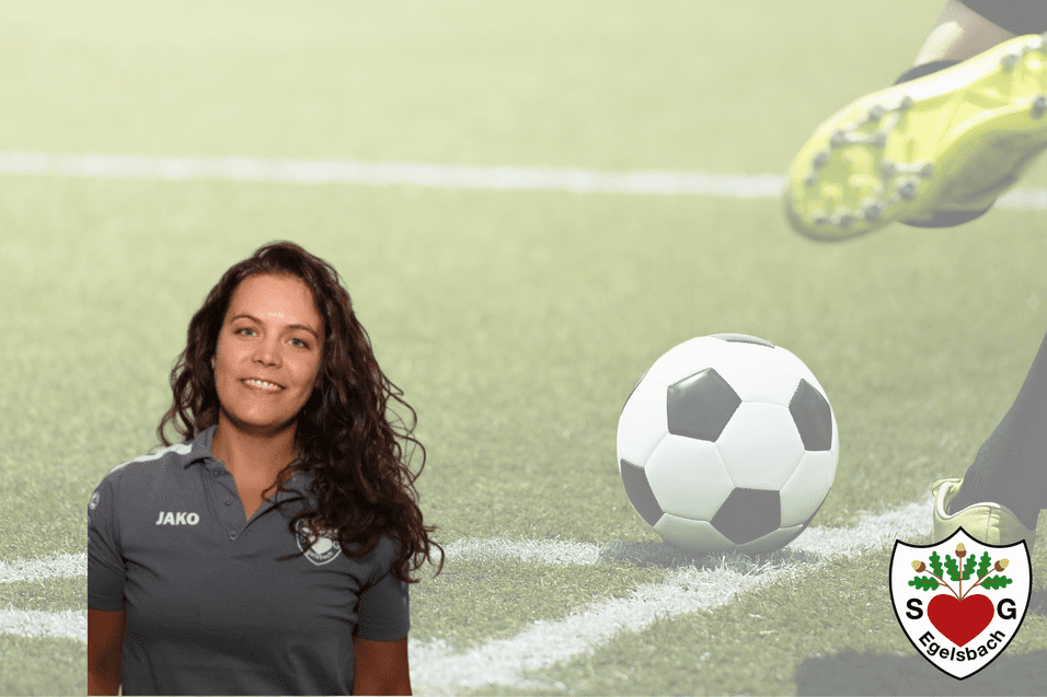 Portrait einer Frau in Sportkleidung vor einem Fußballfeld mit einem Fußball im Vordergrund. Logo im Bild.