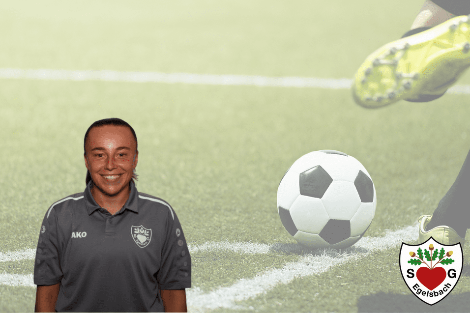 Porträt einer fußballspielenden Frau vor einem Ball auf einem Fußballplatz mit einem Vereinslogo in der Ecke.