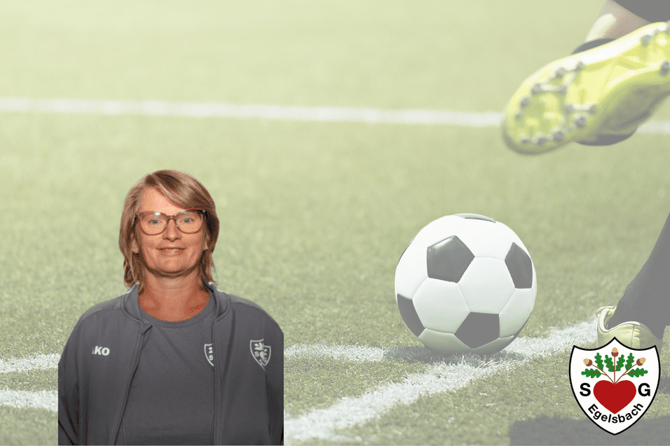 Porträt einer Frau in Sportbekleidung, im Hintergrund ein Fußball auf einem Rasenplatz. Logo des Vereins in der Ecke.