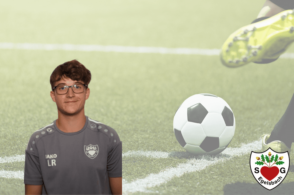 Junger Mann in Sportkleidung steht vor einem Fußball auf einem Rasenfeld, im Hintergrund ein Spieler mit Fuß im Spiel.