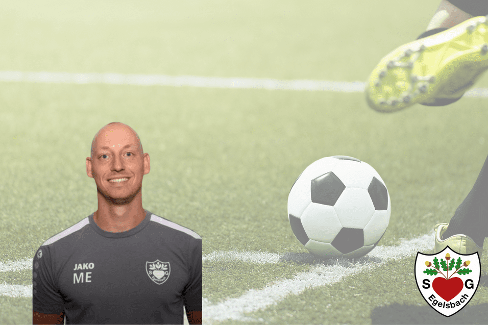 Porträt eines Trainers in Sportkleidung, daneben ein Fußball auf einem Rasenplatz mit einem Fuß, der ihn trifft.