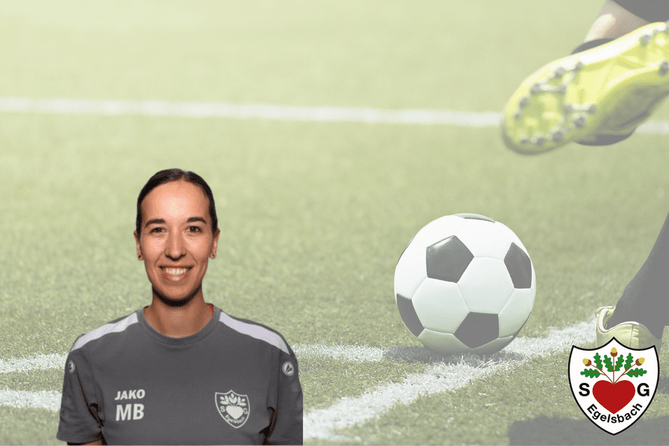 Portrait einer Fußballspielerin vor einem Fußballfeld mit Ball und Fuß im Hintergrund. Vereinslogo unten rechts.