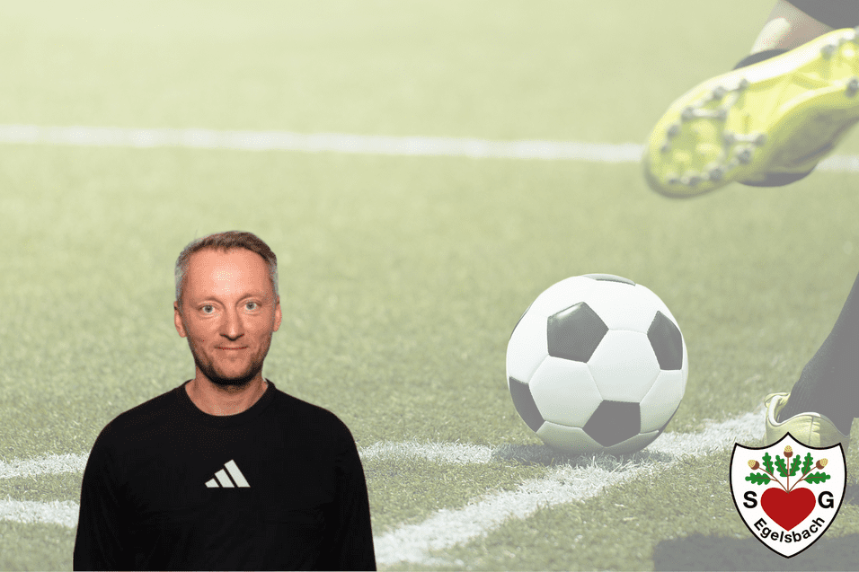 Mann in sportlicher Bekleidung vor einem Fußball auf einem Spielfeld mit einem Vereinsemblem.