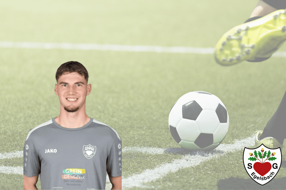 Lächelnder Spieler in grauem Trikot vor einem Fußball und einem Tor auf einem Rasenplatz. Fußballverein-Logo unten rechts.