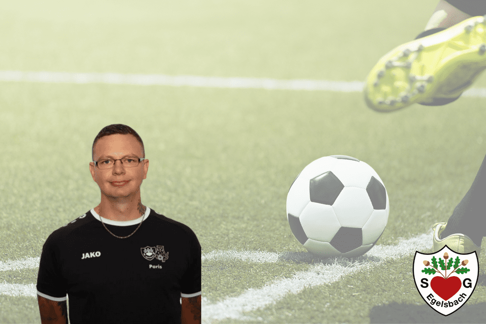 Trainingsplatz mit Fußballsteller vor unscharfem Hintergrund und einem Vereinslogo in der unteren Ecke.