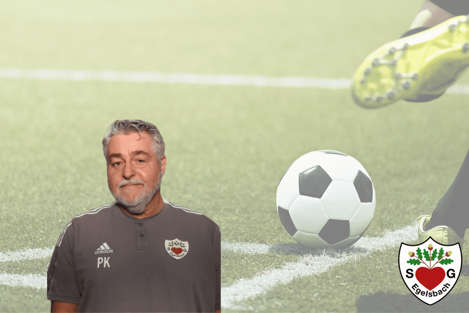 Porträt eines Trainers vor einem Fußballfeld mit einem Fuß, der einen Ball kickt. Logo des Vereins unten rechts.