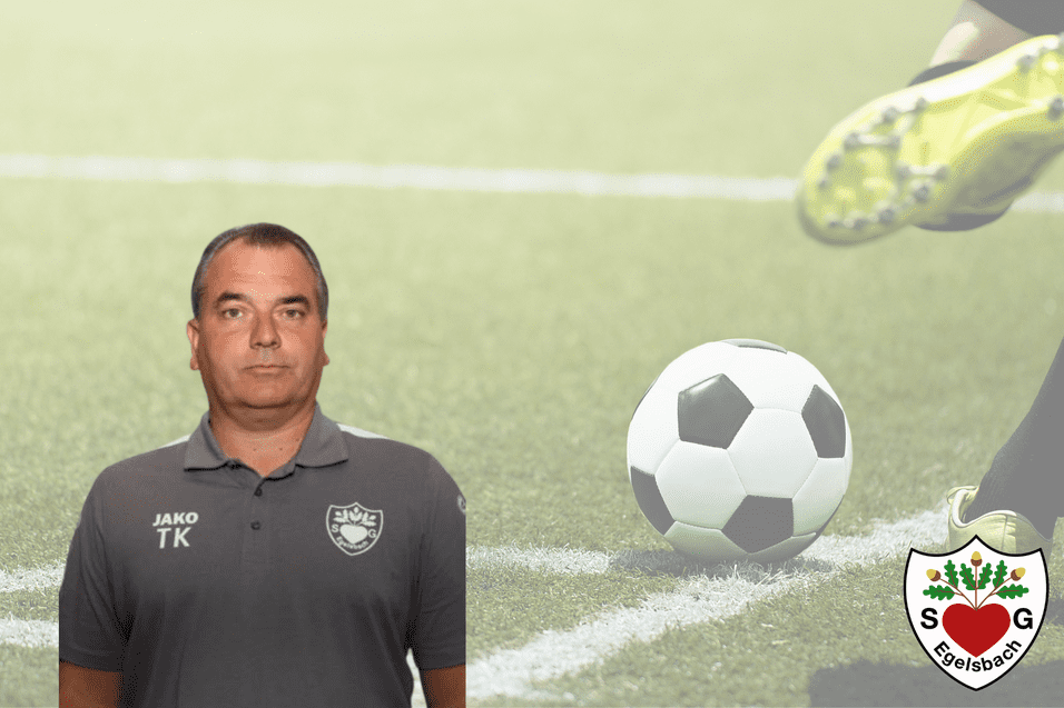 Portrait eines Mannes in einem grauen Sporttrikot auf einem Fußballfeld, mit einem Ball im Vordergrund und Vereinslogo.