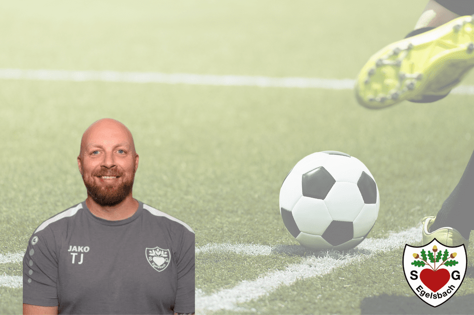 Portrait eines Mannes mit Kurzhaarschnitt im Sportanzug, neben einem Fußball auf einem Spielfeld.