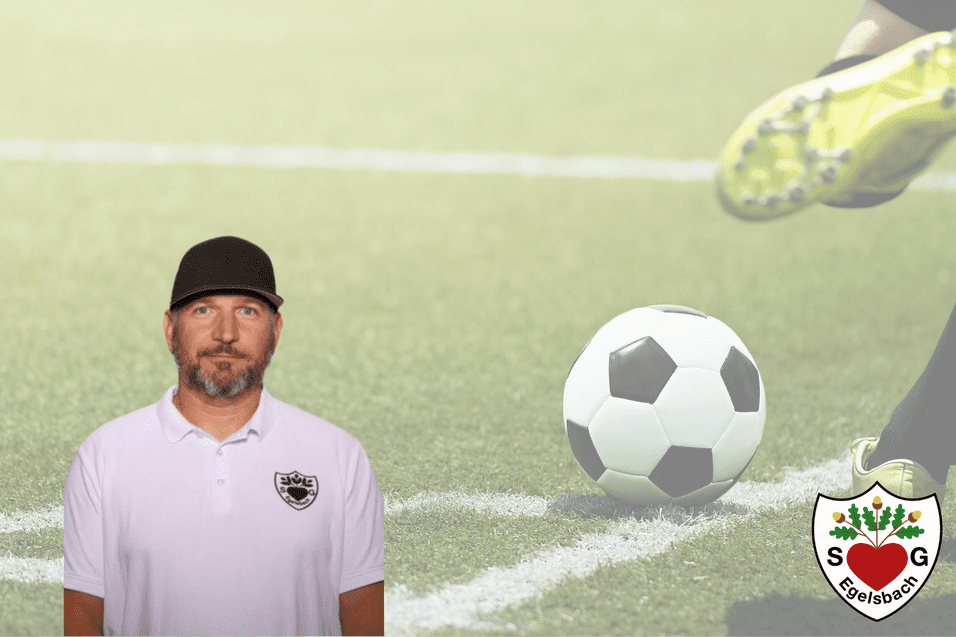 Trainer in einem weißen Polohemd steht neben einem Fußball, der auf einem Rasenfeld rollt, mit Vereinslogo im Bild.