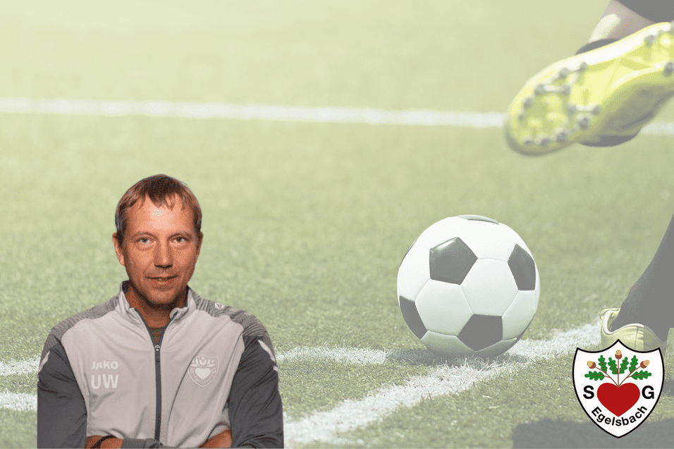 Porträt eines Trainers vor einem Fußball, der auf einem Platz rollt, mit Vereinslogo unten rechts.