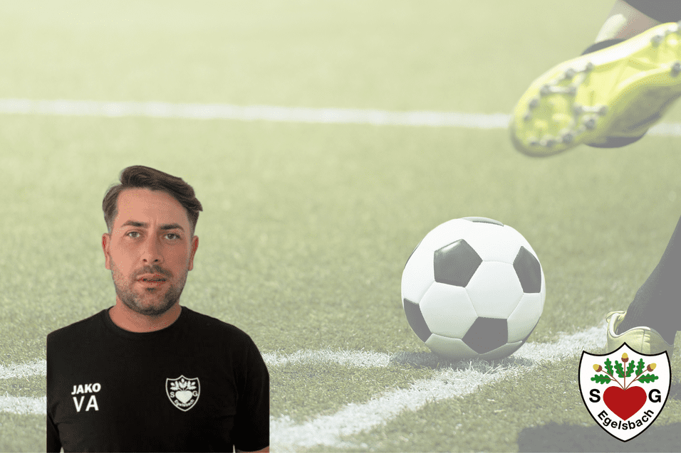 Mann in schwarzem T-Shirt steht vor einem Fußballfeld, während ein Fußball zur Ecke rollt.