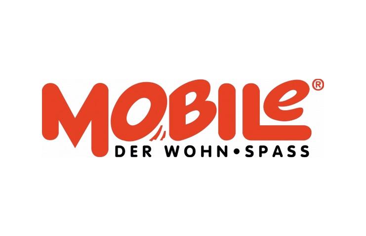 Logo von MOBILE, der Wohndekor-Marke, in roter Schrift mit dem Slogan &bdquo;DER WOHN&bull;SPASS&ldquo; darunter in Schwarz.