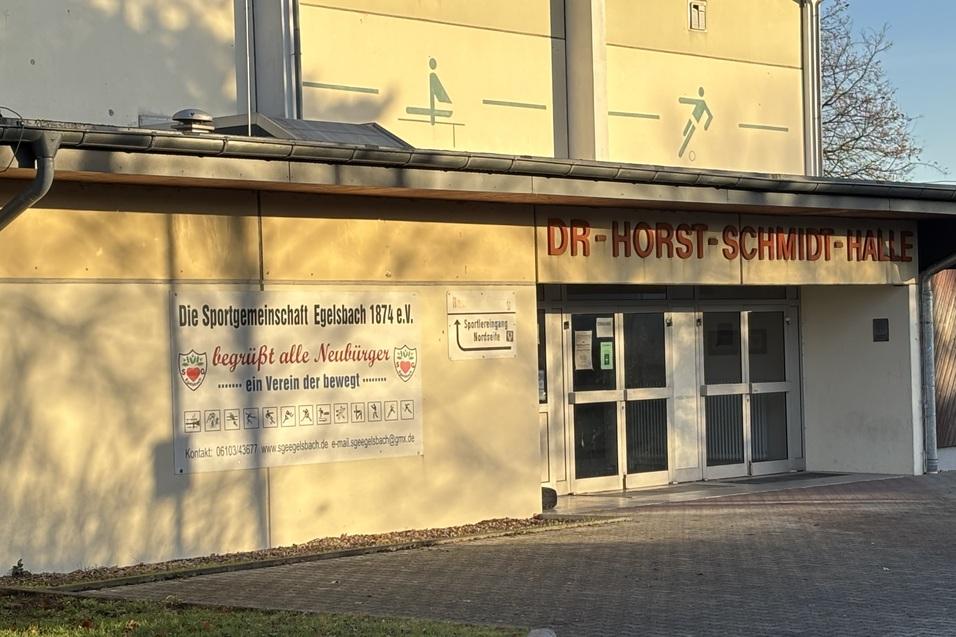 Eingang zur Dr. Horst Schmidt-Halle mit Werbebanner der Sportgemeinschaft Egelsbach 1974 e.V. an der Fassade.