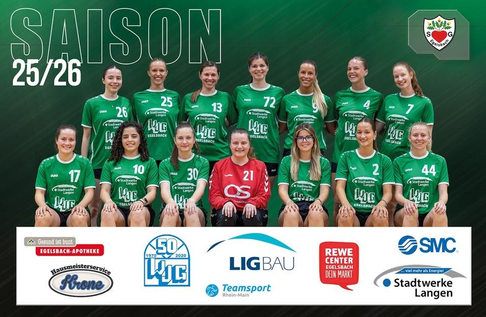 Mannschaftsfoto einer Handballmannschaft in gr&uuml;nen Trikots, aufgestellt vor einem Banner mit Sponsorenlogos.