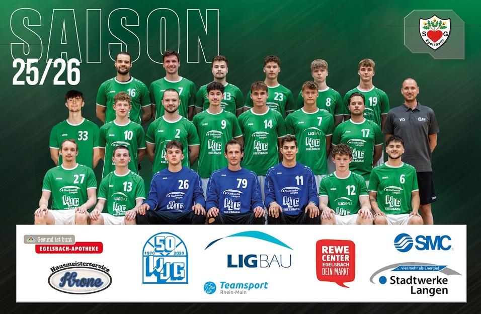 Mannschaftsbild der Fu&szlig;ballmannschaft f&uuml;r die Saison 25/26, bestehend aus 22 Spielern in gr&uuml;nen und blauen Trikots.