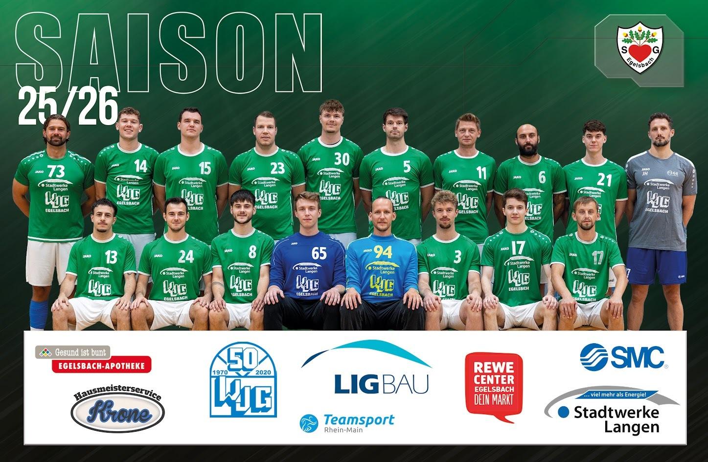 M&auml;nnermannschaft in gr&uuml;nen Trikots f&uuml;r die Saison 25/26, aufgestellt vor einem einfarbigen Hintergrund, mit Sponsorenlogos.