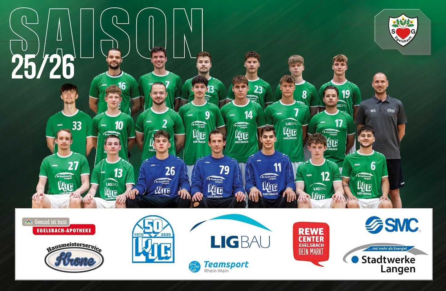 Mannschaftsbild der Fußballmannschaft für die Saison 25/26, bestehend aus 22 Spielern in grünen und blauen Trikots.