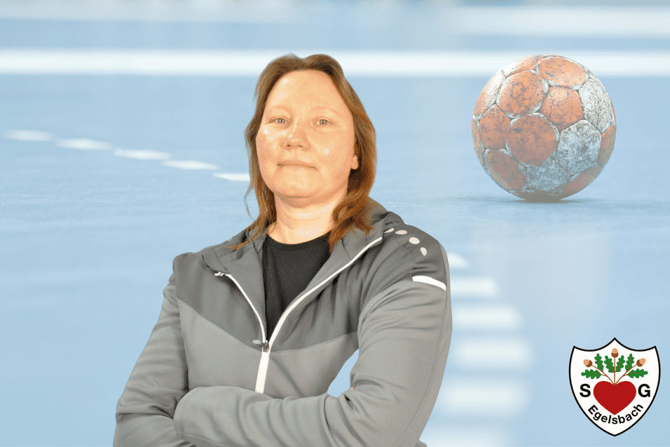 Trainerin mit verschränkten Armen steht vor einem Handballfeld, ein Handball rollt im Hintergrund. Logo der SSG Ebersbach unten rechts.