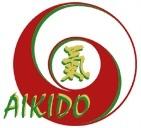 Logo von Aikido mit rotem und gr&uuml;nem Yin-Yang-Symbol sowie gelb-gr&uuml;nem Schriftzug &bdquo;AIKIDO&ldquo;.