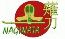 Logo mit dem Schriftzug &bdquo;Naginata&ldquo; und stilisiertem Naginatakopf vor rotem Hintergrund.
