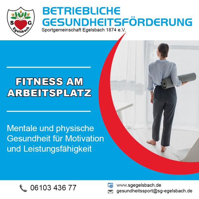 Frau mit Sportmatte in der Hand steht vor einem Fenster, mit Text zu betrieblicher Gesundheitsf&ouml;rderung im Hintergrund.