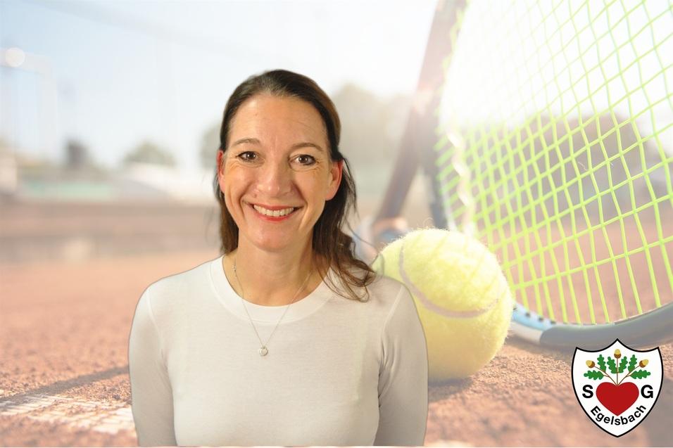 Porträt einer Frau mit lächelndem Gesicht, vor einem Tennisplatz mit Tennisball und -netz im Hintergrund.