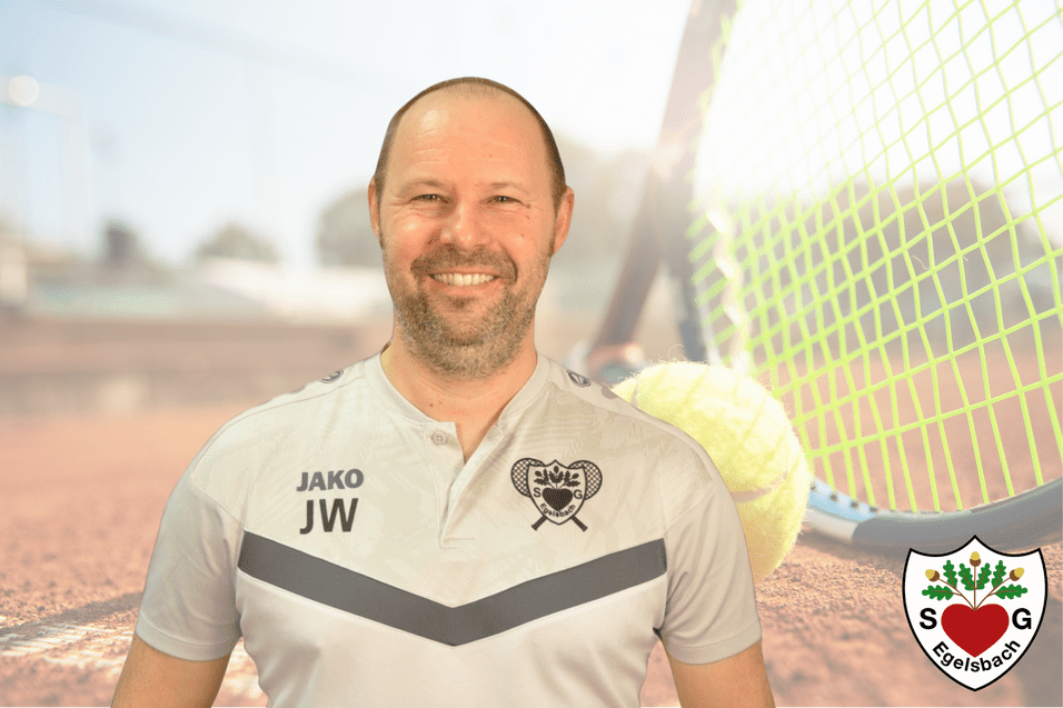 Lächelnder Trainer in Sportkleidung vor einem Tennisplatz mit Schläger und Ball im Hintergrund. Logo der SSG Eibelstadt in der Ecke.