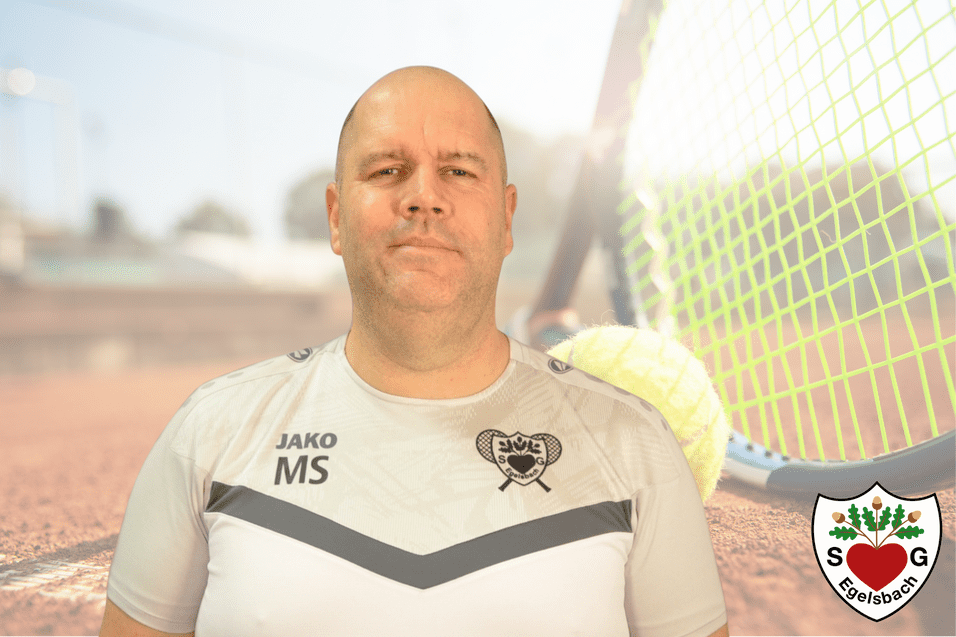 Portrait eines Trainers in Sportkleidung vor einem Tennisplatz mit einer gelben Tennis- und einem Netz im Hintergrund.