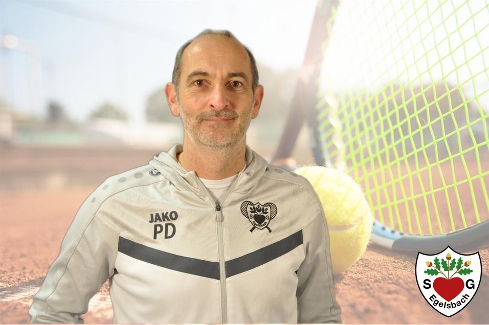 Porträt eines Mannes in Sportjacke mit Tennisplatz-Hintergrund und Tennisball, Logo in der unteren Ecke.