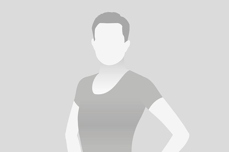 Der ALT-Text f&uuml;r das Bild lautet: "Umriss einer Person in T-Shirt im Vordergrund mit grauem Hintergrund."