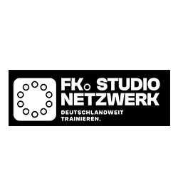 Logo des FK Studio Netzwerks mit dem Slogan &bdquo;Deutschlandweit Trainieren&ldquo; auf schwarzem Hintergrund.
