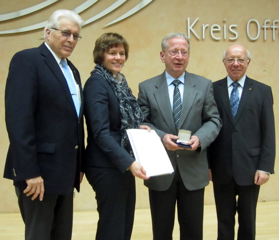 Edgar Karg erhät die Sportplakette des Kreise Offenbach